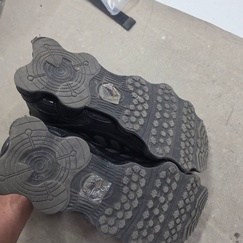 Athletic shoes size 45, like new