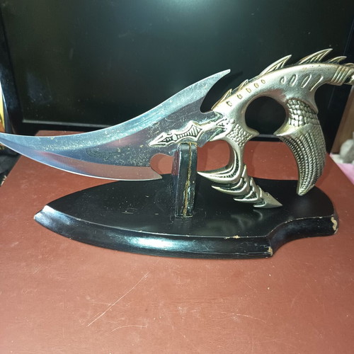 Alien decorative knife like new with eagle base