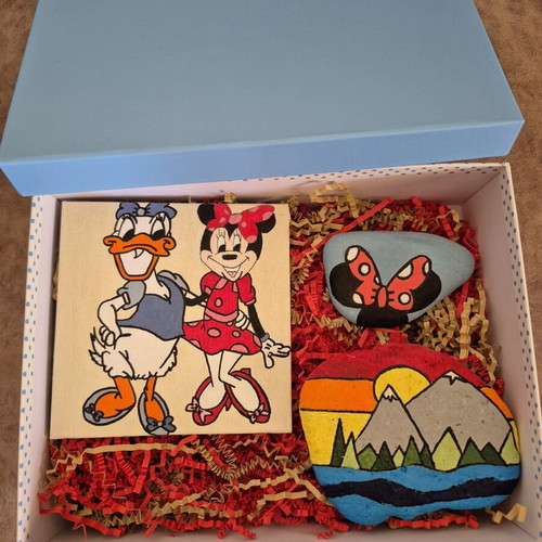 Giftbox with Minnie Mouse and Daisy Duck, 2 painted stones and 1 art card