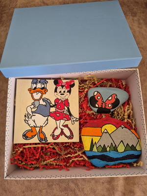 Giftbox with Minnie Mouse and Daisy Duck, 2 painted stones and 1 art card