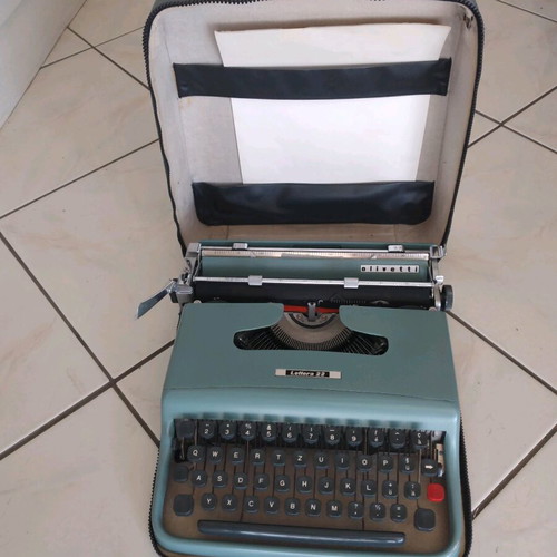 Olivetti Lettera 22 typewriter like new, collectible model