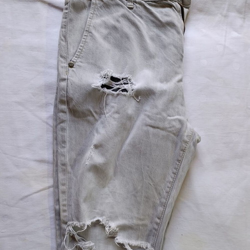 Vagrancy gray jeans with knee rips and frayed hems, size 32