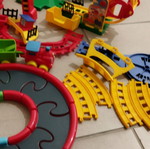 Σετ τρενάκια σαν καινούργιο με ράγες και τούνελ
