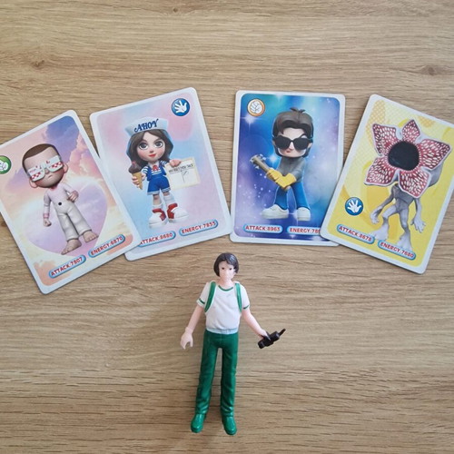 Stranger Things Figurine and Cards new