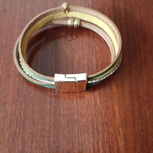 Bracelet with metal clasp like new