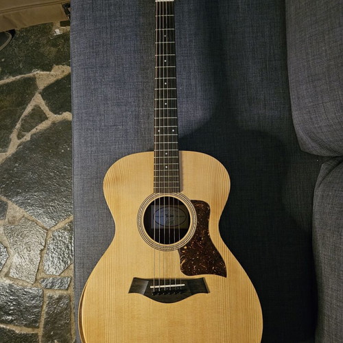Taylor Academy E guitar with Elixir phosphor 12 strings, like new