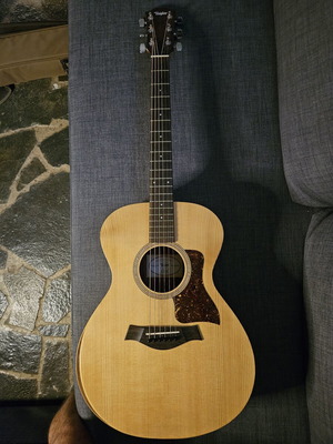 Taylor Academy E guitar with Elixir phosphor 12 strings, like new