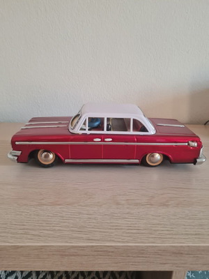 Large Limousine 1:15 Tin Car, like new, battery operated