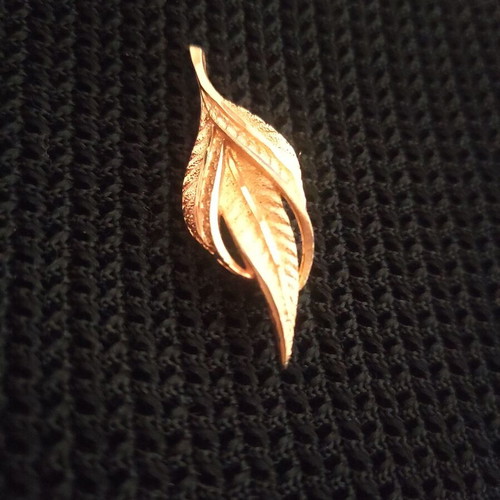Vintage leaf-shaped brooch like new, gold tone