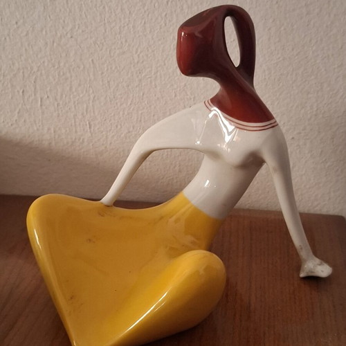 Porcelain figure "Siedząca dziewczyna" used, designed by Henryk Jędrasiak