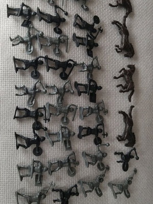 Set of 32 knights and 4 horses like new