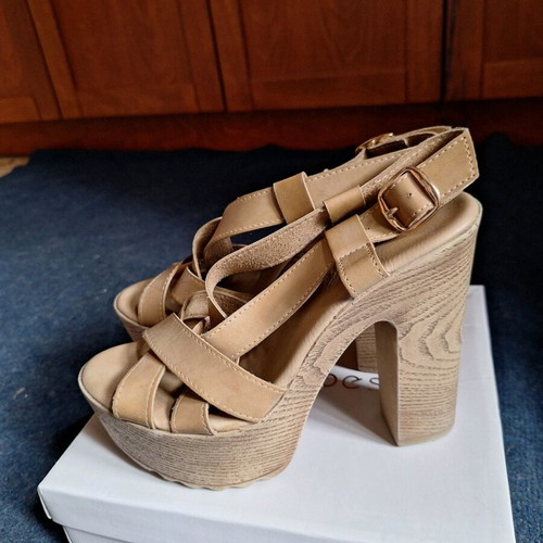 Celebrity platform sandals like new, beige, size 39