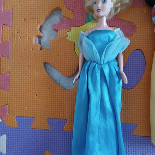 Barbie pack of three like new