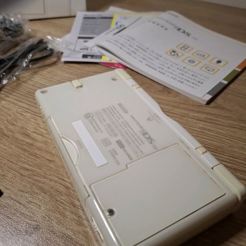 Nintendo DS Lite бял като нов с пълна кутия