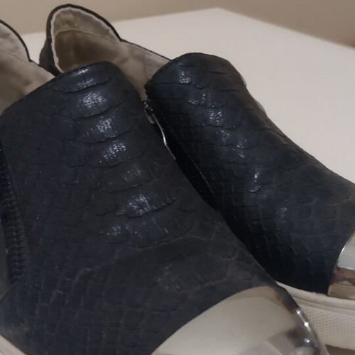 Slip-on sneakers size 39 like new, black with silver details