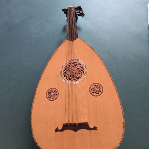 Oud used in very good condition, needs string replacement