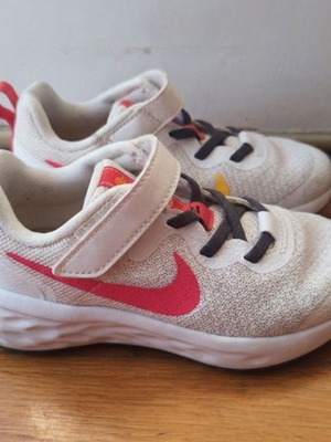 Nike children's athletic shoes used, size 29.5, gray and white