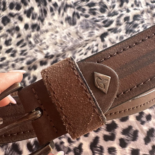 Men's leather belt in brown, like new, with classic metal buckle and triangular logo