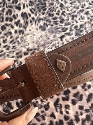 Men's leather belt in brown, like new, with classic metal buckle and triangular logo