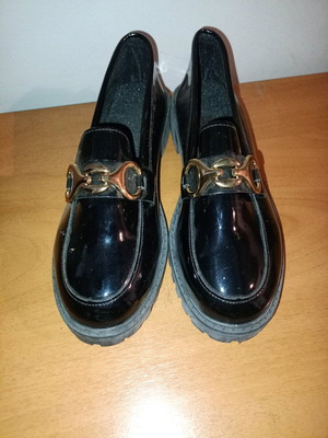Loafers women’s like new, size 42, black with thick sole