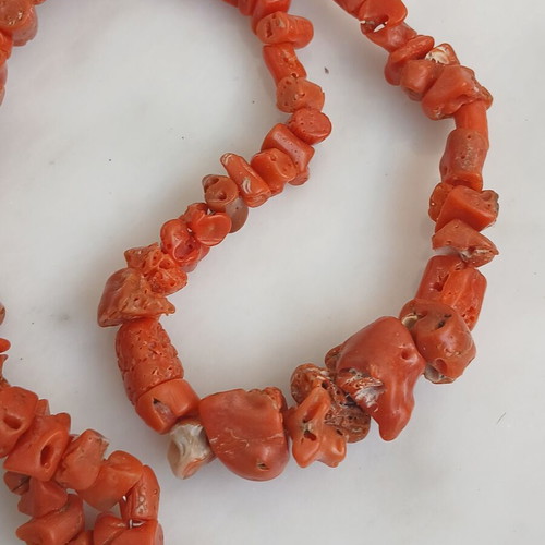 Necklace with large natural coral pieces, 50 cm