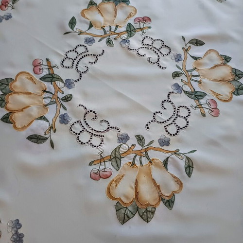 Large embroidered tablecloth like new, 88×88 cm