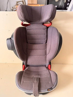 BeSafe iZi Flex FIX i-Size car seat used with ISOFIX and SIP+ protection
