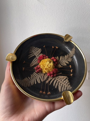 Vintage resin ashtray with dried flowers and gold details