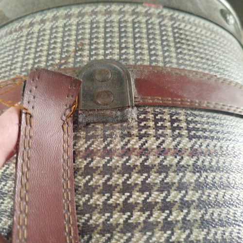 Chest with minor handle damage, like new