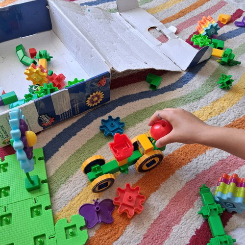 Build & Bloom Building Set like new with extra pieces