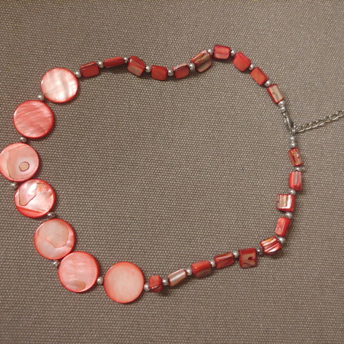 Short red necklace with shells like new