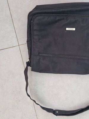Black messenger bag like new with large external pocket and 3 internal compartments