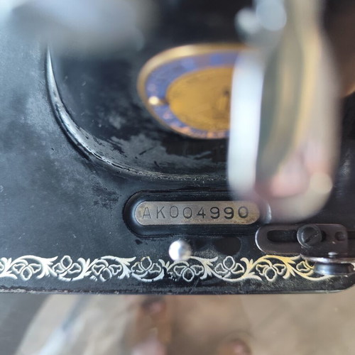 Singer sewing machine like new, fully functional