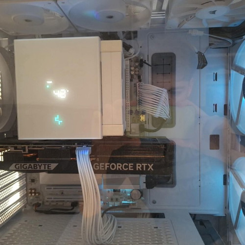 Gaming PC RTX 5070 12GB Ryzen 7 9800X3D 32GB DDR5 1TB NVMe White RGB Build like new