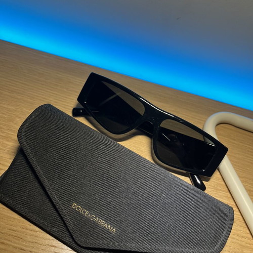 Dolce & Gabbana sunglasses like new, black rectangular frame unisex