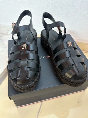 Tommy Hilfiger σανδάλια εσπαντρίγιες δερμάτινα μαύρα νούμερο 39