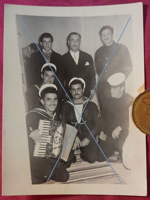 Βιντάζ φωτογραφία με ακορντεόν και ναύτες του Πολεμικού Ναυτικού