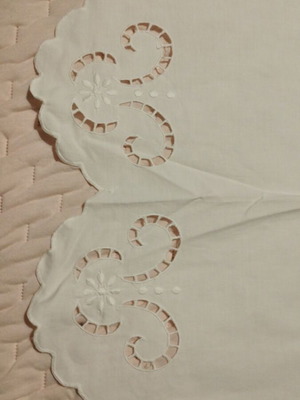 White window curtain with embroidery, like new, 115 x 70 cm