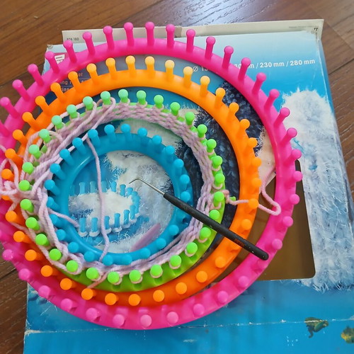 Loom knitting set used with 4 rings, easy and fast