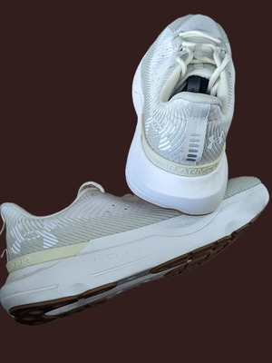Under Armour Infinite Pro λευκά αθλητικά παπούτσια σαν καινούργιο, μέγεθος 43
