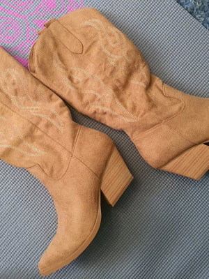 Western style boots new, size 36, beige suede with embroidery