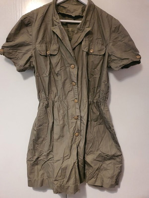 One-piece short jumpsuit like new with buttons and elastic waist