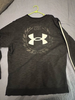 Under Armour μπλούζα XL σαν καινούργια, μαύρη και γκρι με στάμπα στην πλάτη