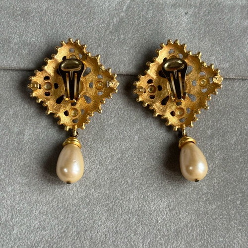Vintage earrings with faux pearls used, gold color