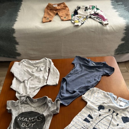 Baby bodysuits and pants 9 to 12 months like new, set of 8 pieces