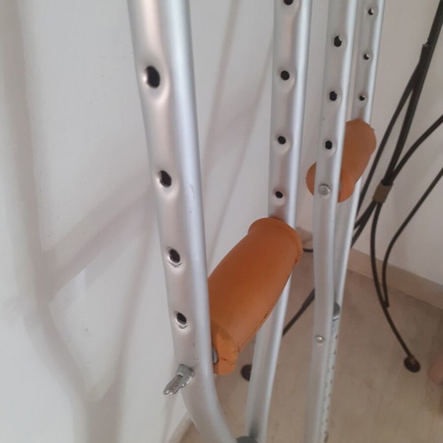 Aluminum Adjustable Crutches like new, height 1.37m-1.57m, pair