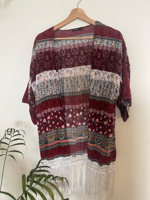 Stradivarius kimono with white fringes like new