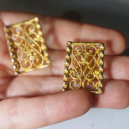 Angelique clip on earrings used, golden, vintage filigree style
