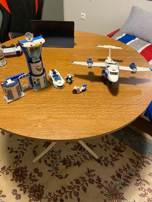 Lego αστυνομικό τμήμα με 5 φιγούρες, αεροπλάνο και αερόστατο σαν καινούργιο