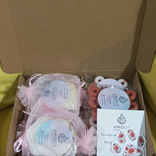 Gift box like new with aromatic closet and wax melts